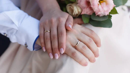 Sur quel doigt mettre la bague de fiançailles ?