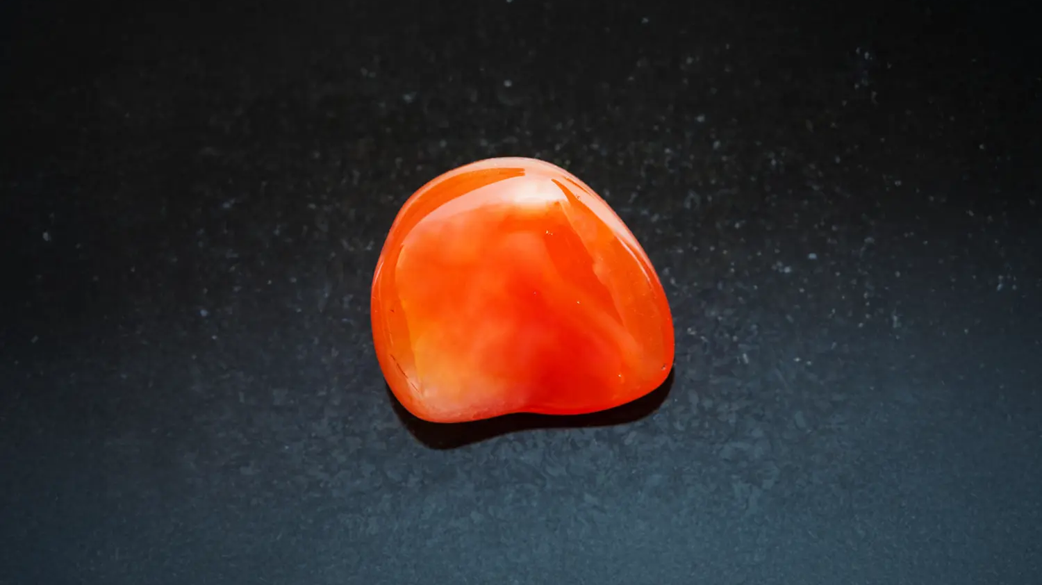 Cornaline, pierre fine orange à rouge-brun, présentée par l'atelier Bajoia à Sèvres