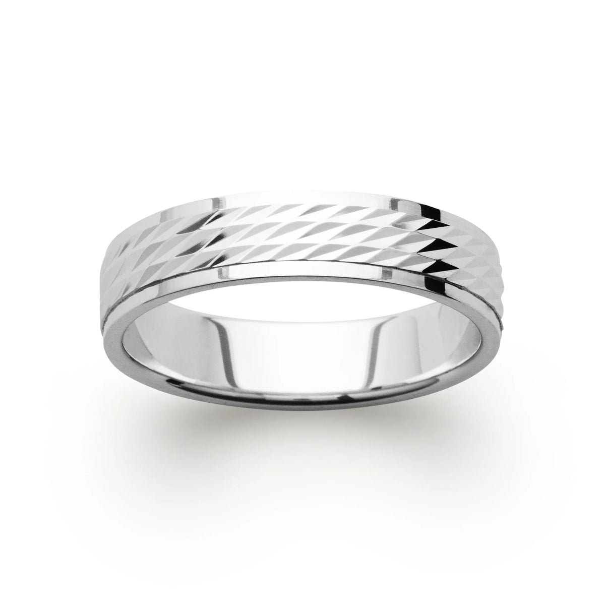 Bague anneau ciselé en losanges en argent 925 rhodié homme vu de profil