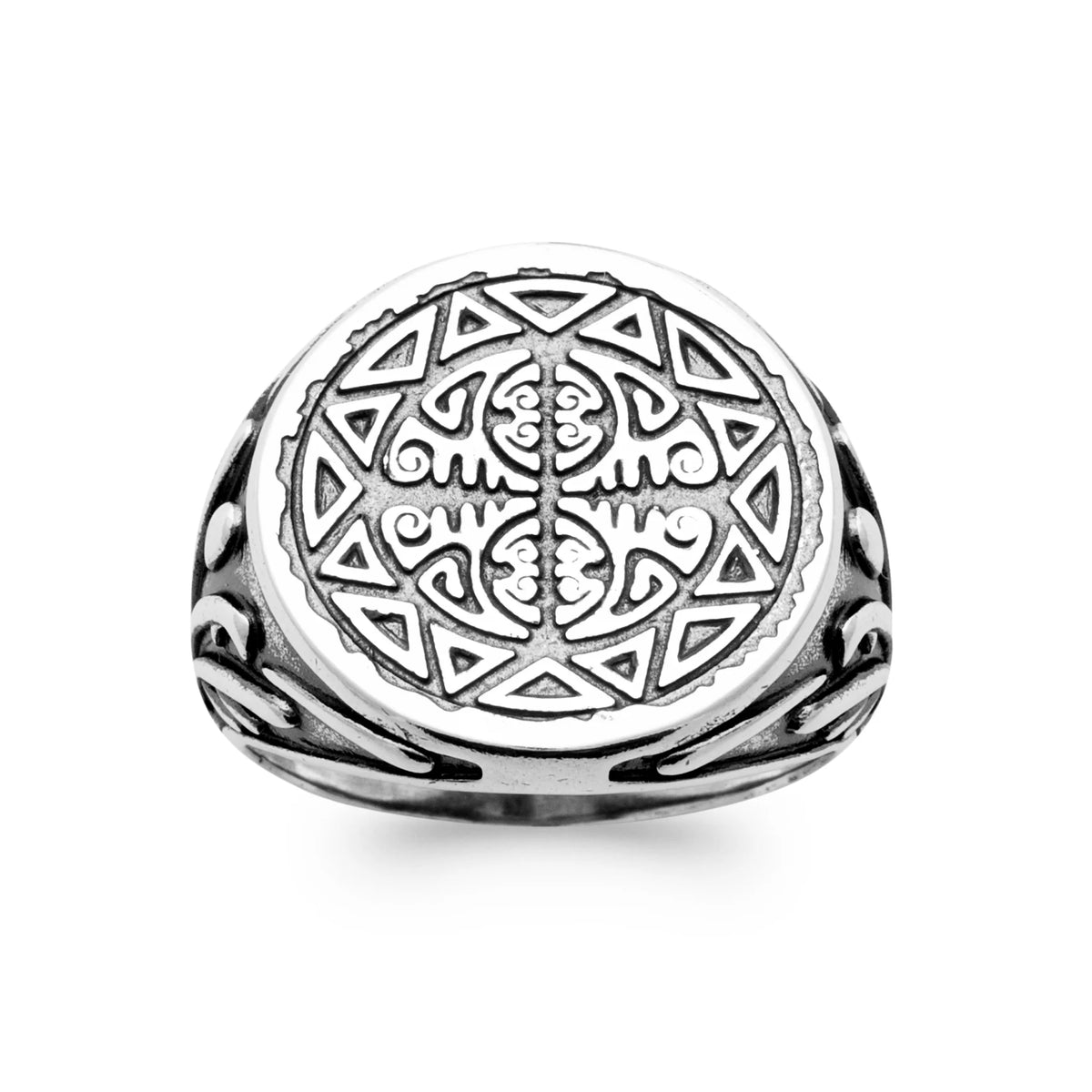 Bague chevalière ronde à motif polynésien en argent 925 homme vu de profil
