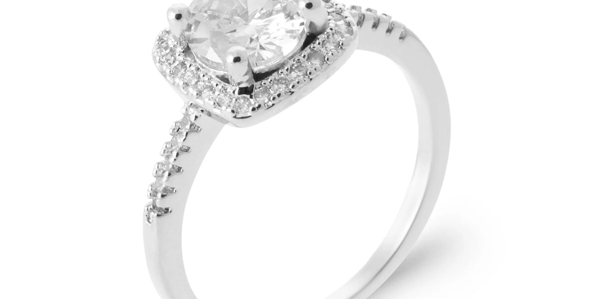 Bague coussin halo de zircons et épaules serties en argent 925, vue de face