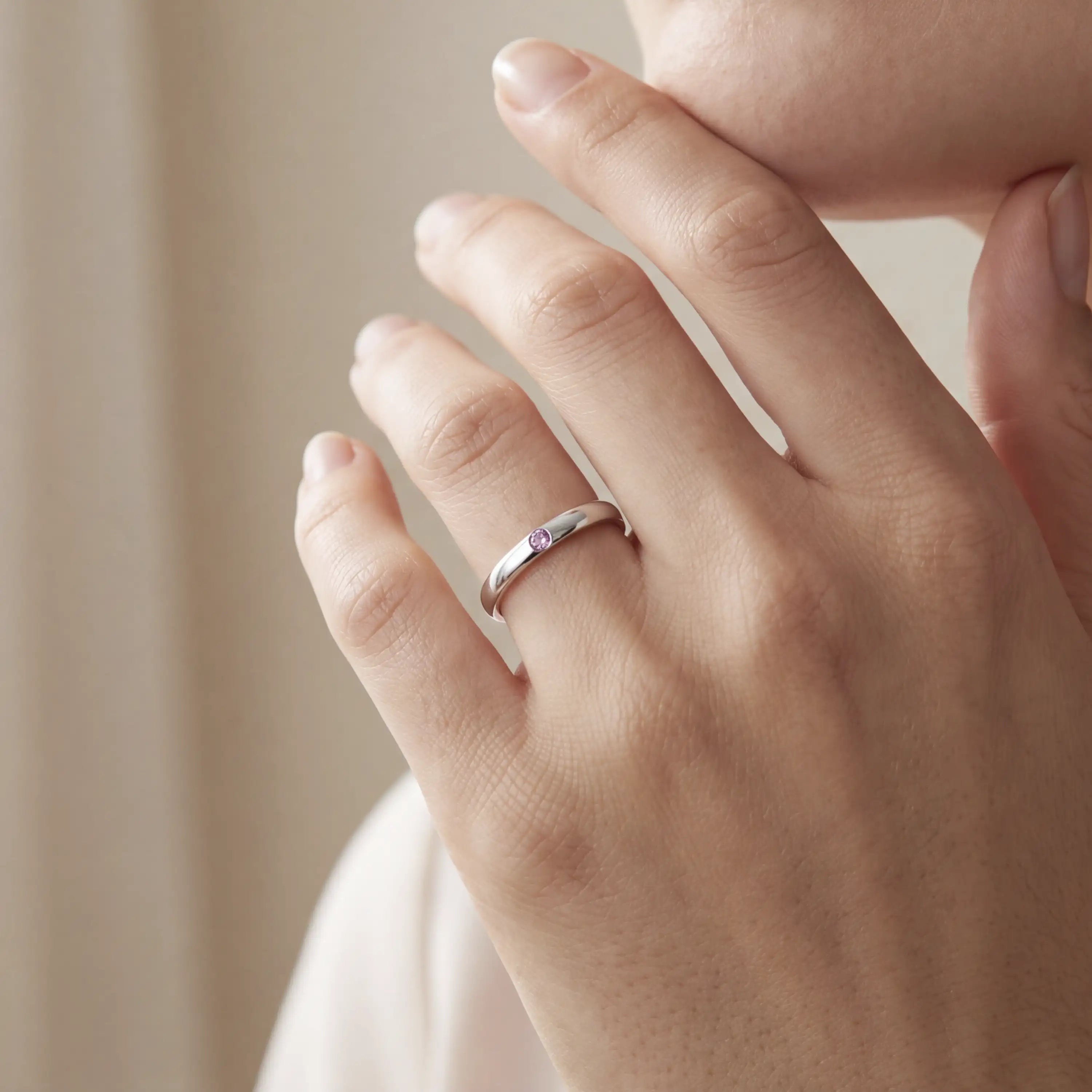 Bague Elisa solitaire en argent 950 portée au doigt, pierre fine sertie à fleur de métal, atelier Bajoia à Sèvres