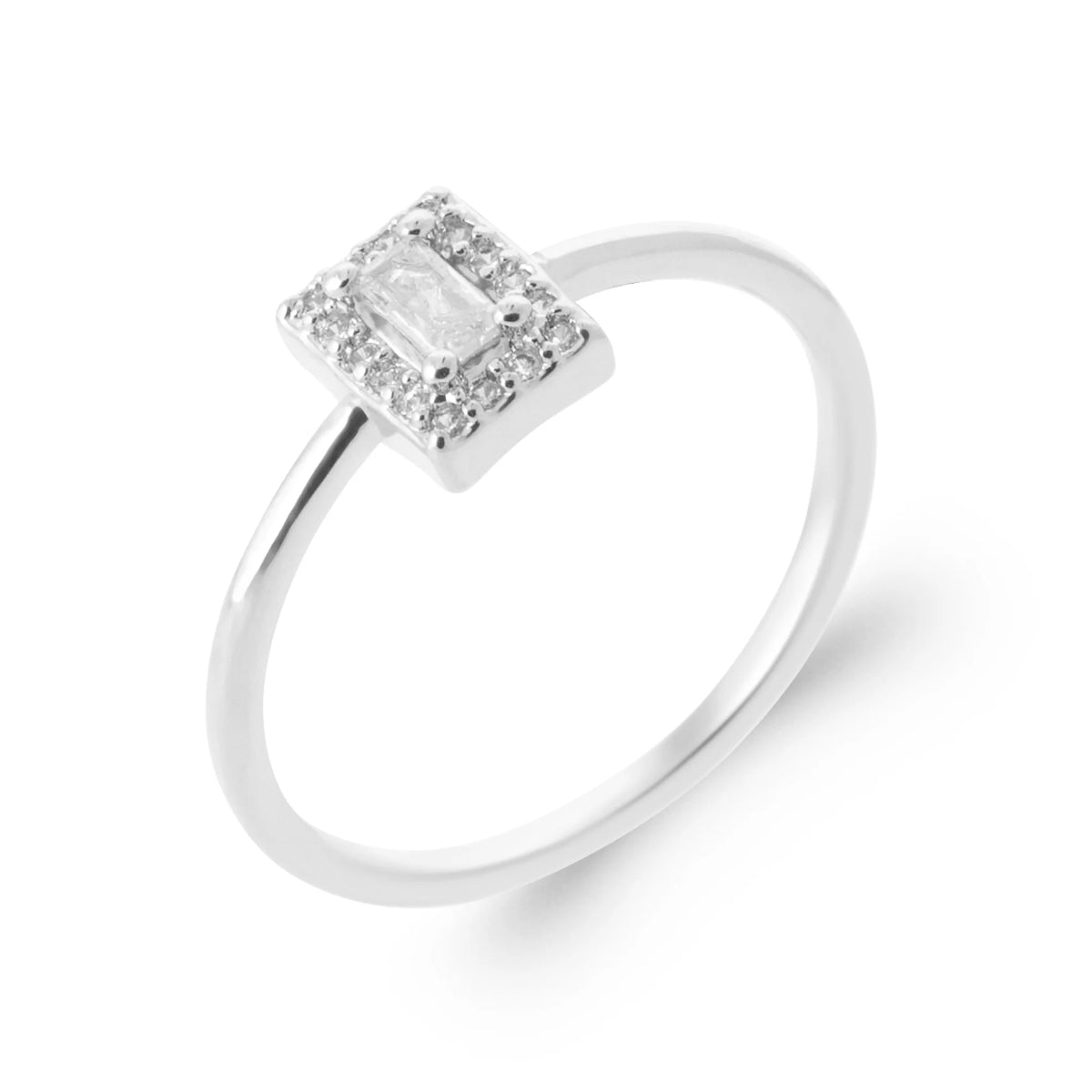 Bague fine zircon rectangulaire dans un cadre de zircons en argent 925, vue de face