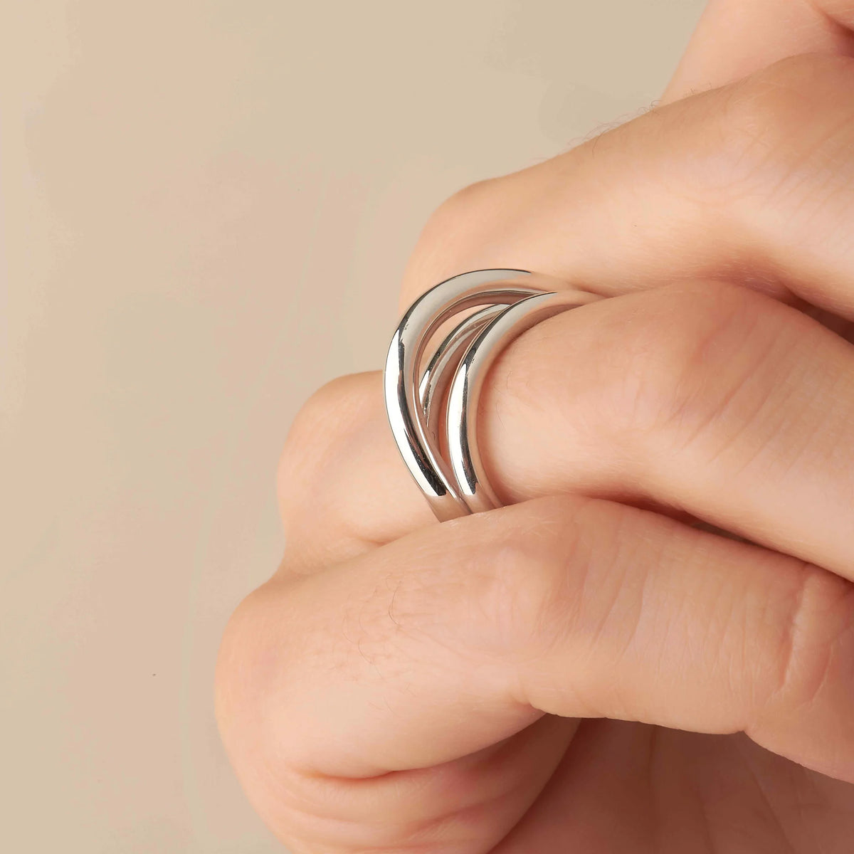 Bague trois anneaux croisés en argent rhodié au porté