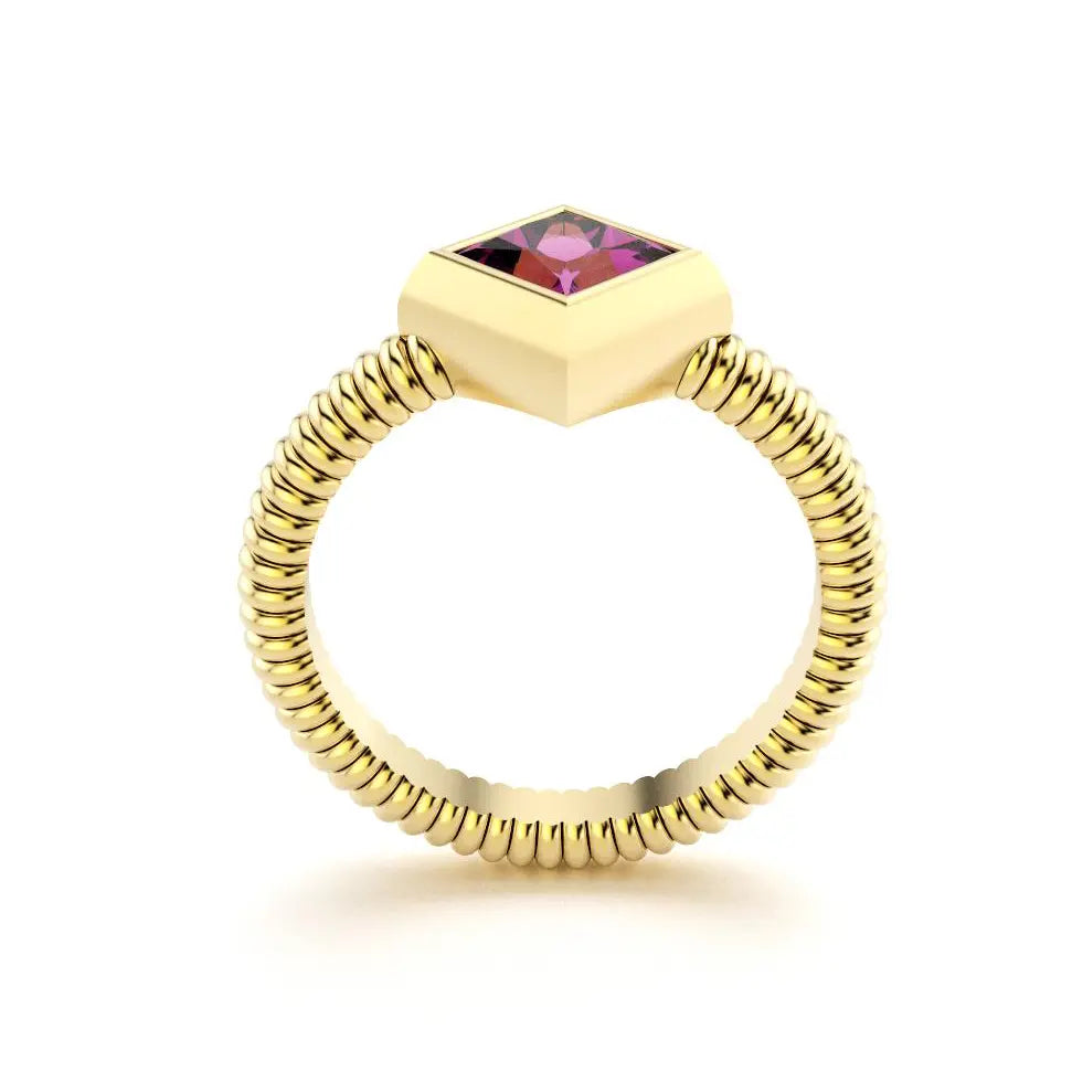 bague byzance pour femme forme carré en or jaune avec rhodolite