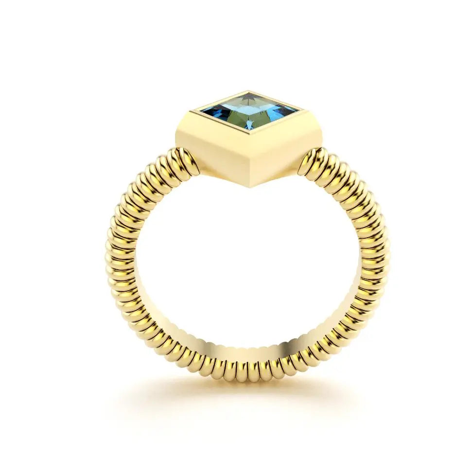 bague byzance pour femme forme carré en or jaune avec topaze