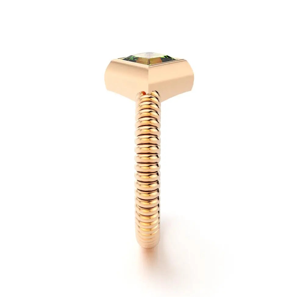 bague byzance pour femme forme carré en or rose avec peridot