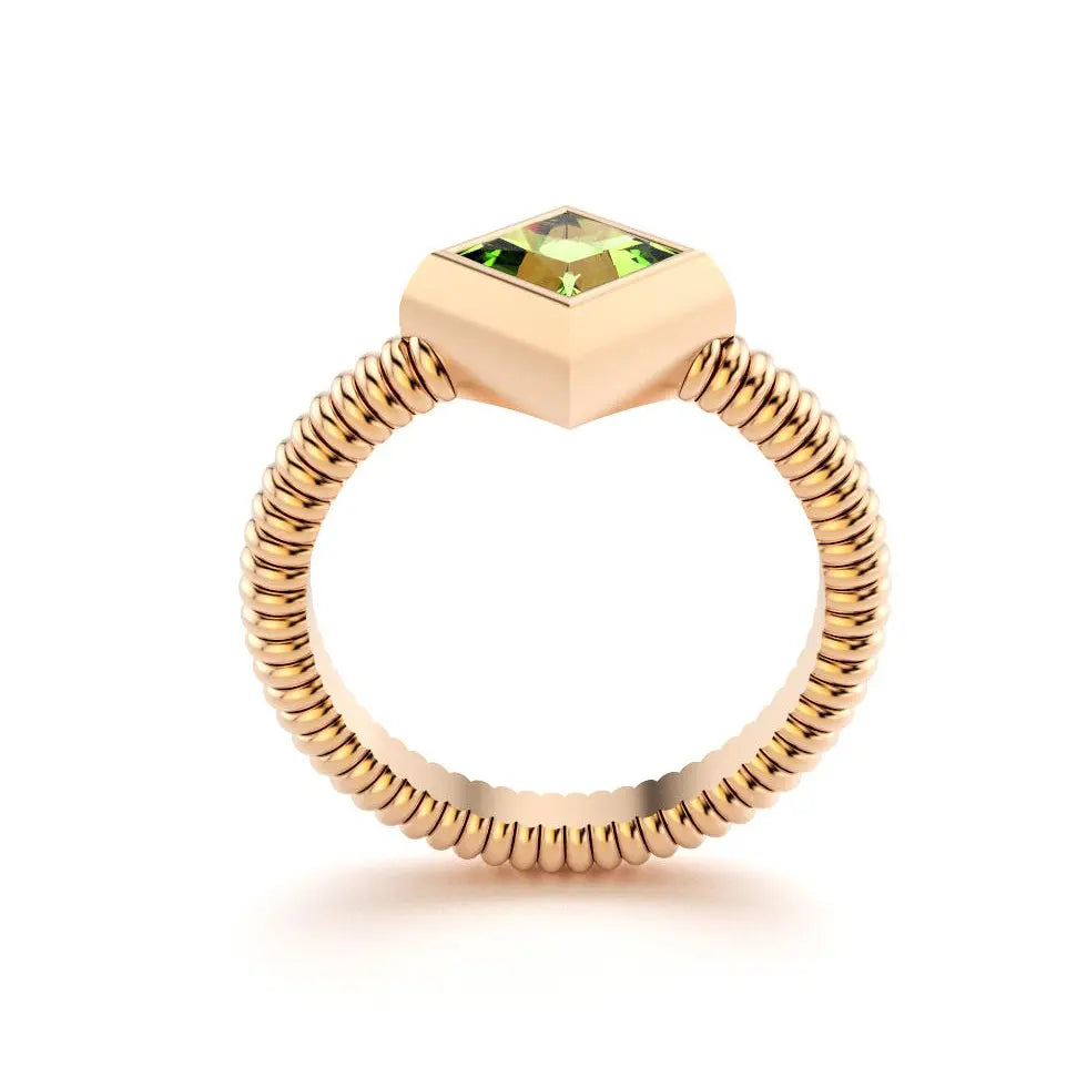bague byzance pour femme forme carré en or rose avec peridot