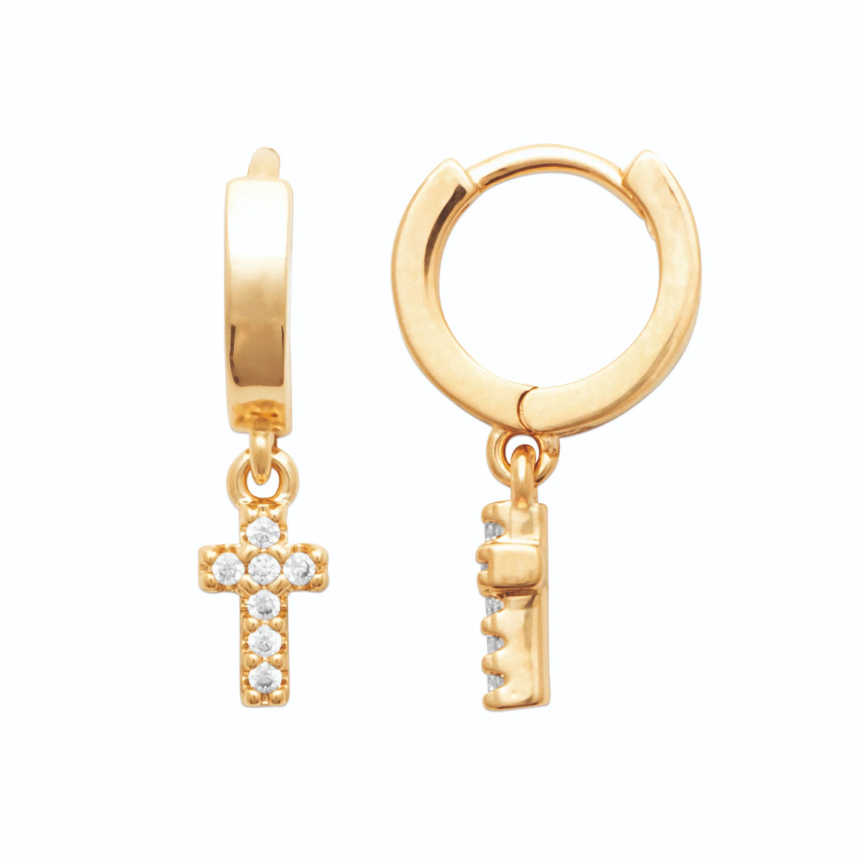 Boucles d’oreilles créoles à croix sertie de zircons en plaqué or vu de profil
