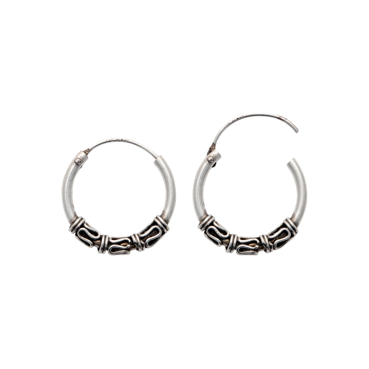 Boucles d’oreilles créoles balinaises patinées en argent 925 vu de profil