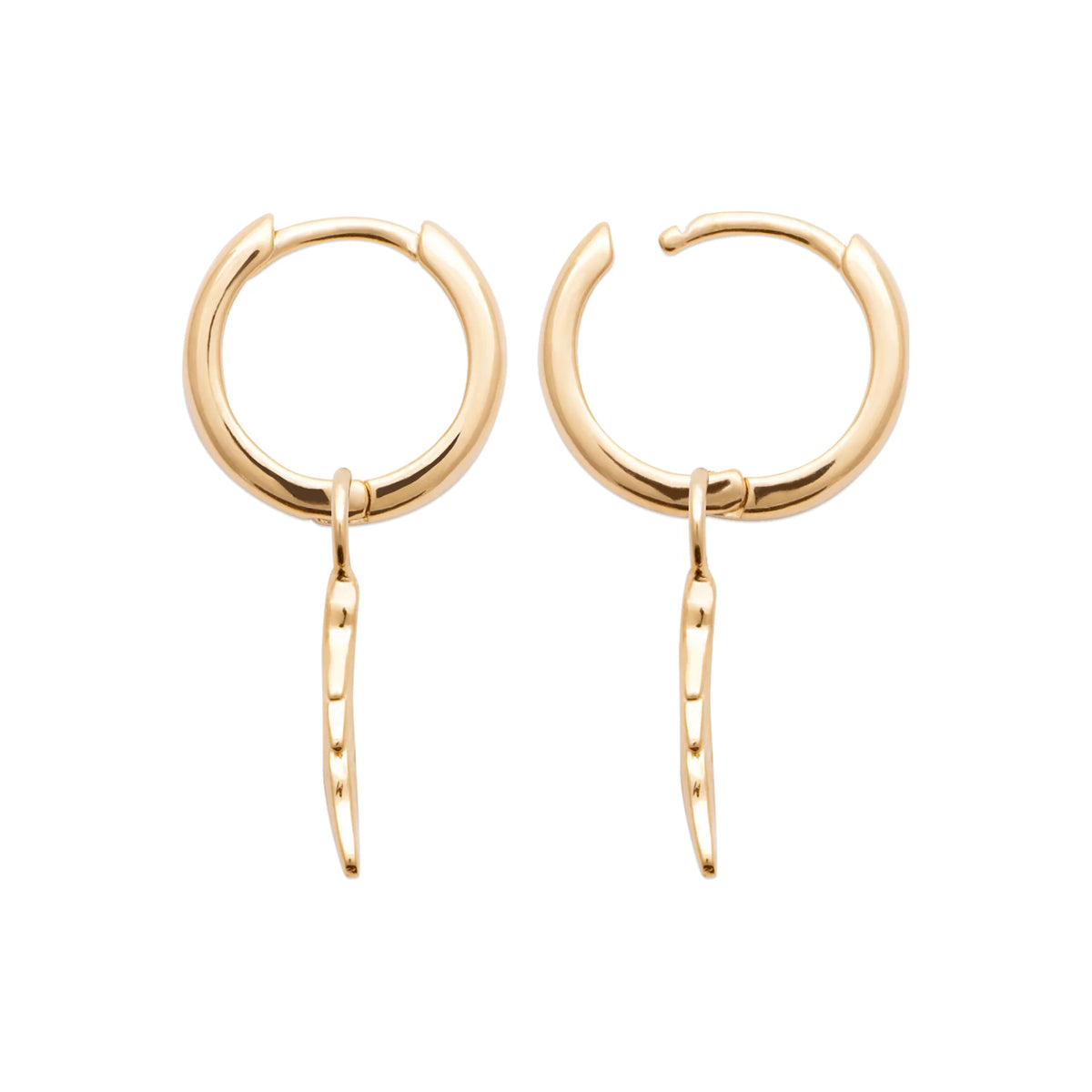 Boucles d’oreilles créoles lisses pendeloque plume en plaqué or