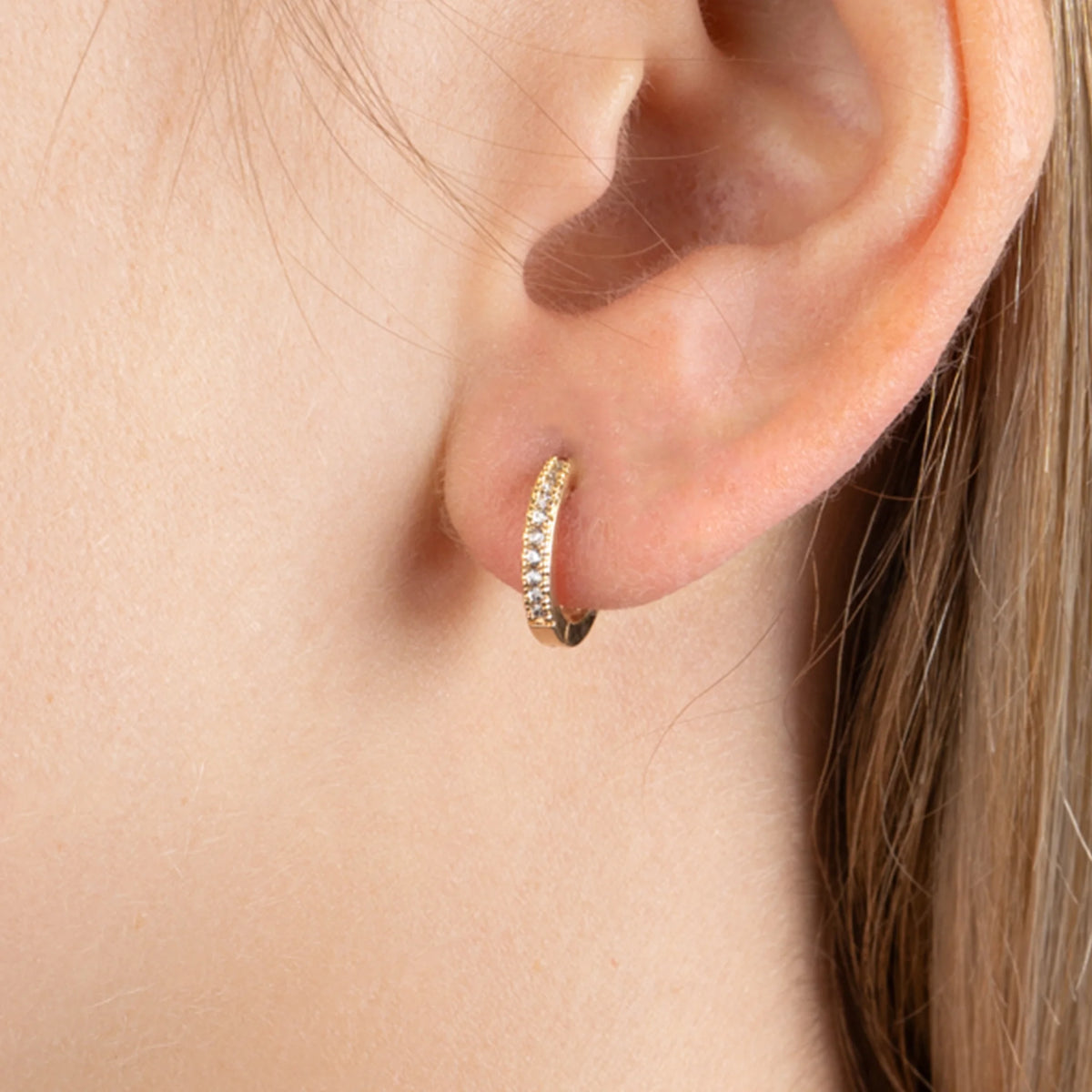 Boucles d’oreilles petites créoles huggies pavées de zircons en plaqué or