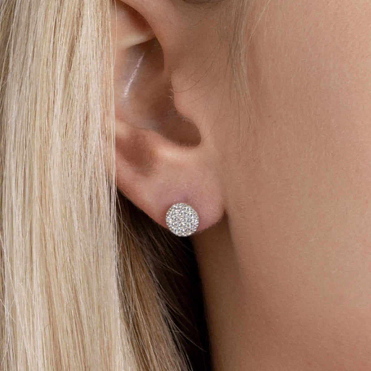 Boucles d’oreilles puces disque pavé de zircons en argent 925, portées par une femme