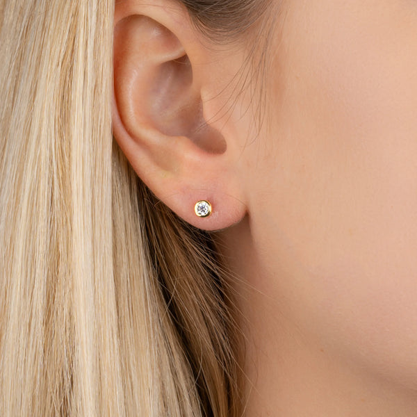 Boucles d’oreilles puces zircon serti clos en plaqué or, autre vue