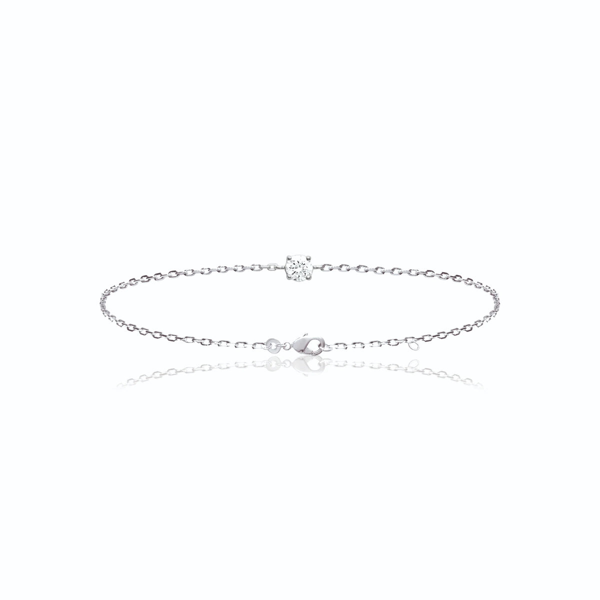 Bracelet chaîne fine et solitaire zircon quatre griffes en argent 925, vue d’ensemble sur fond blanc