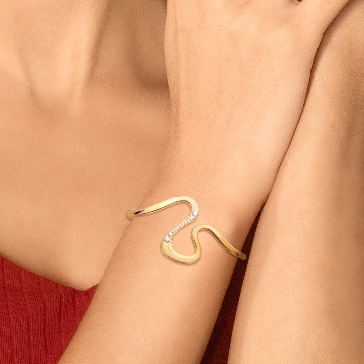 Bracelet jonc ouvert sinueux et zircons en plaqué or