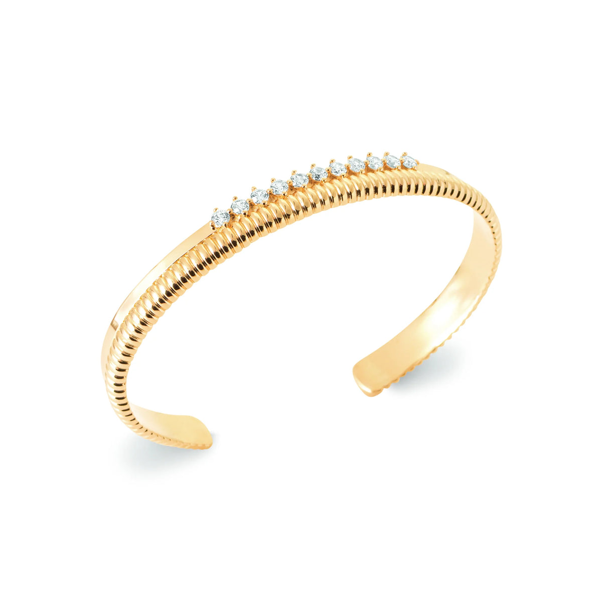 Bracelet jonc ouvert strié et rangée de zircons en plaqué or