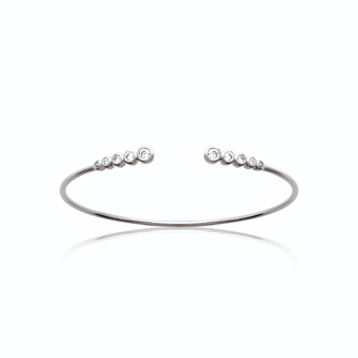 Bracelet jonc ouvert et zircons sertis clos en dégradé en argent 925, vue d’ensemble sur fond blanc