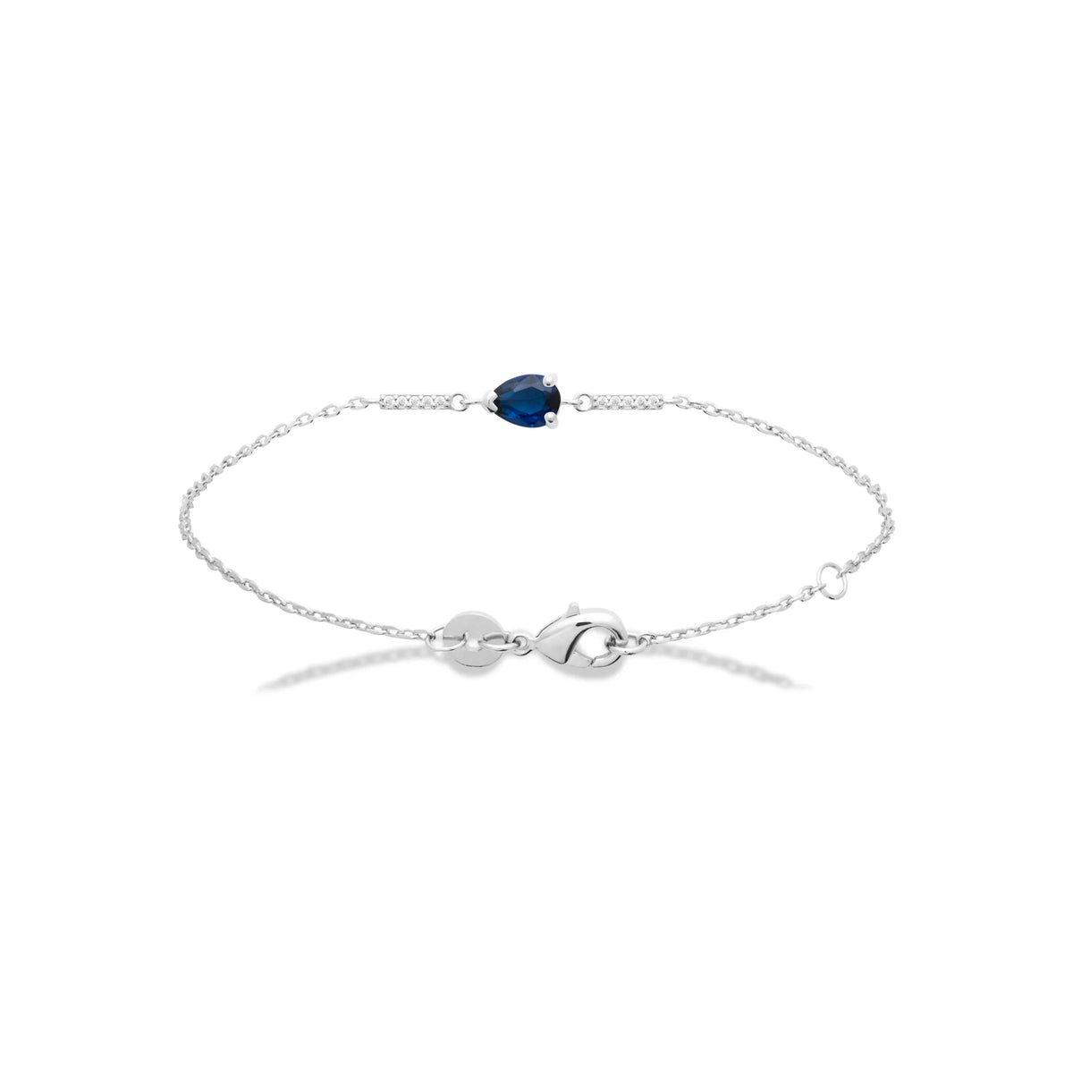 Bracelet pierre bleu nuit taille poire et barrettes de zircons en argent 925, vue d’ensemble sur fond blanc