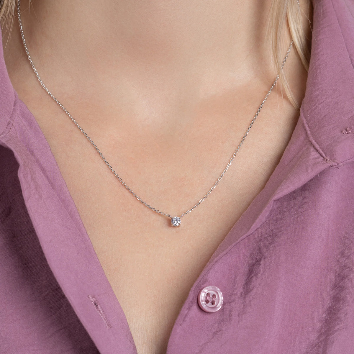 Collier chaîne fine et solitaire zircon quatre griffes en argent 925, porté au cou