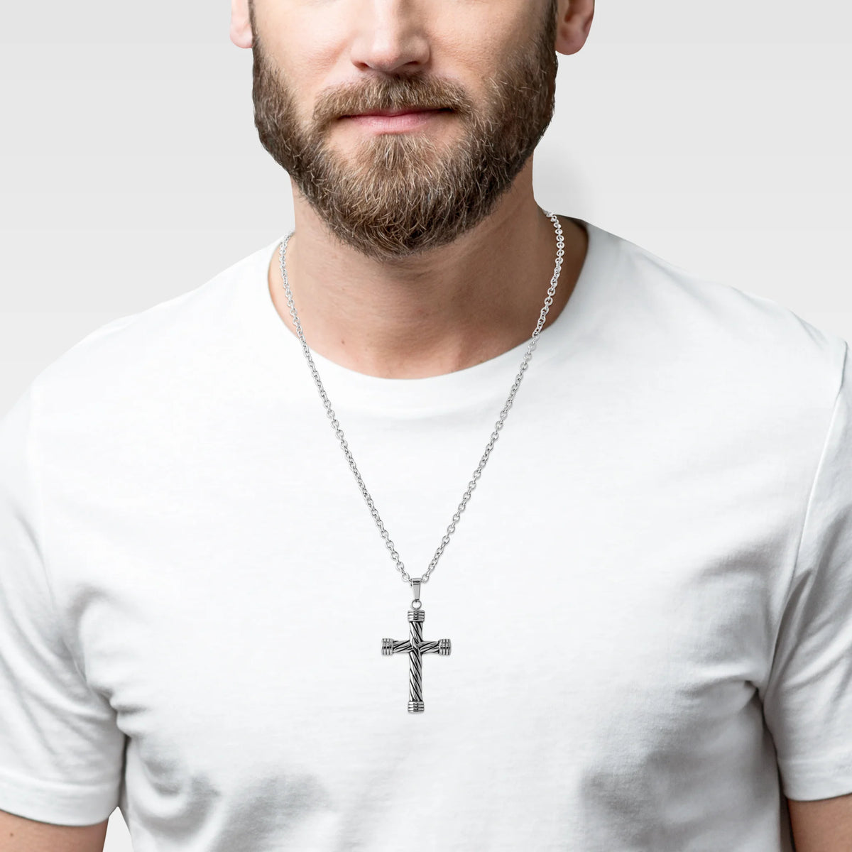 Collier croix torsadée en acier homme au porté
