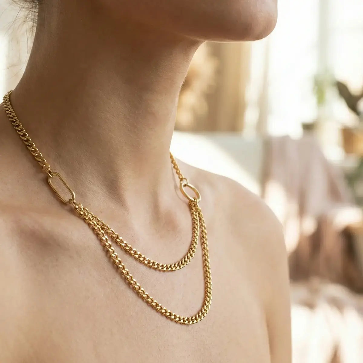 Collier Double Rang Asymétrique à Fermoir Toggle – Finition PVD Or Miroir