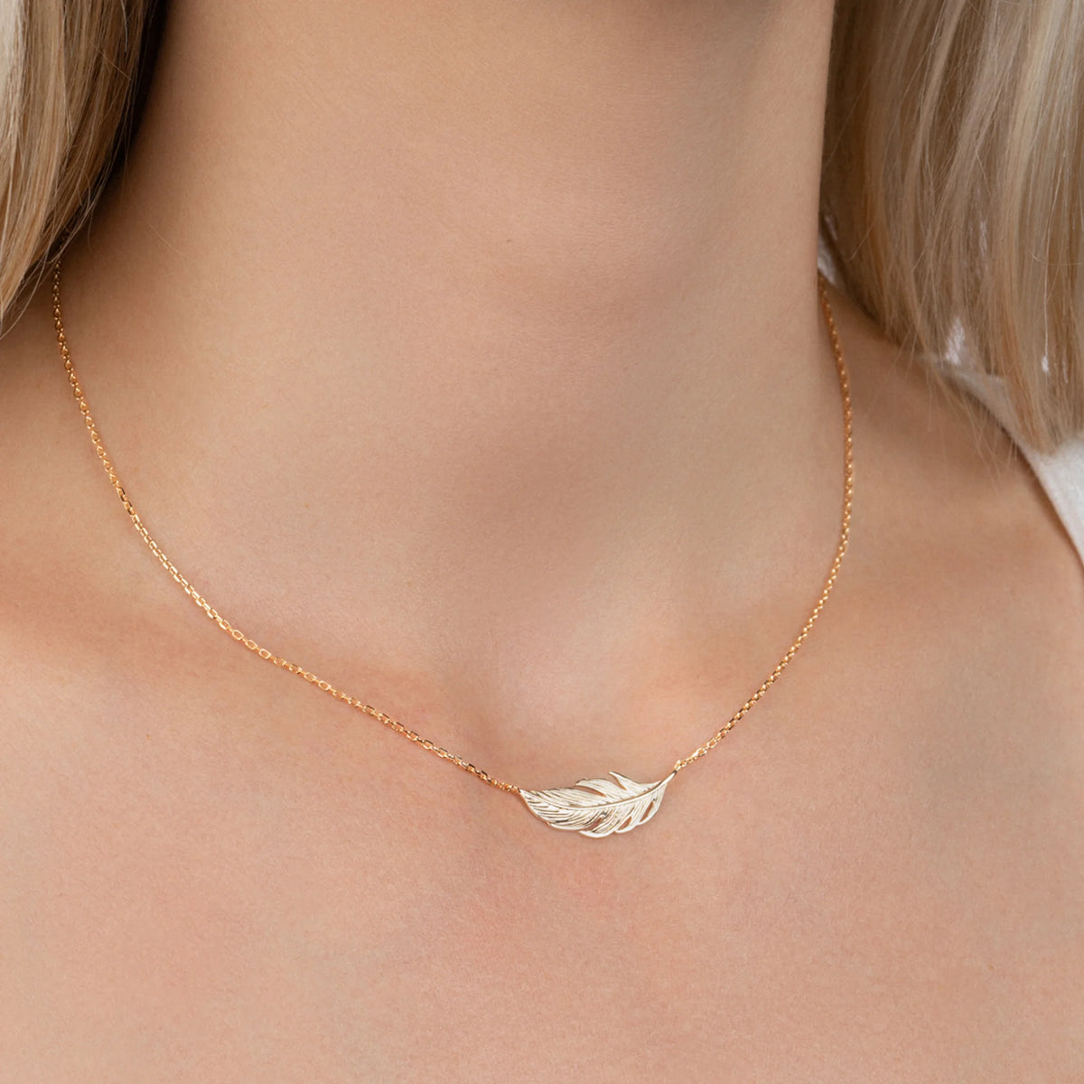 Collier pendentif plume en plaqué or, vue portée