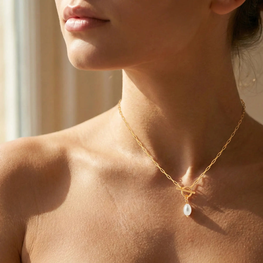 Collier Perle en forme de Goutte – Plaqué Or & Perle de Culture, 45 cm, porté