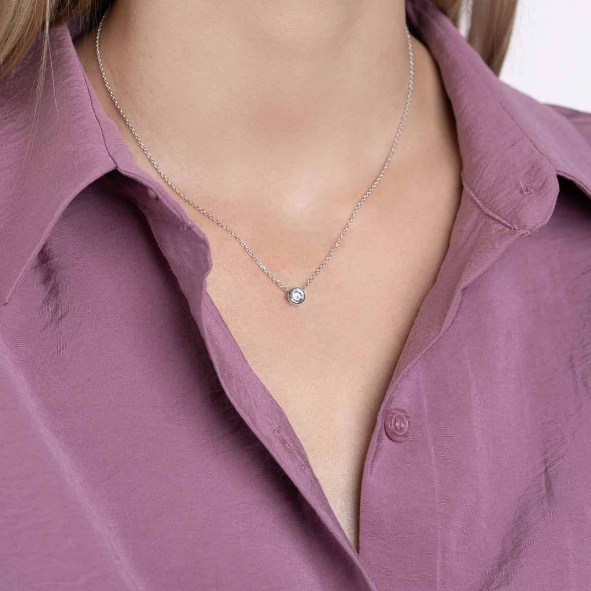 Collier ras de cou zircon serti clos en argent 925, porté, autre vue