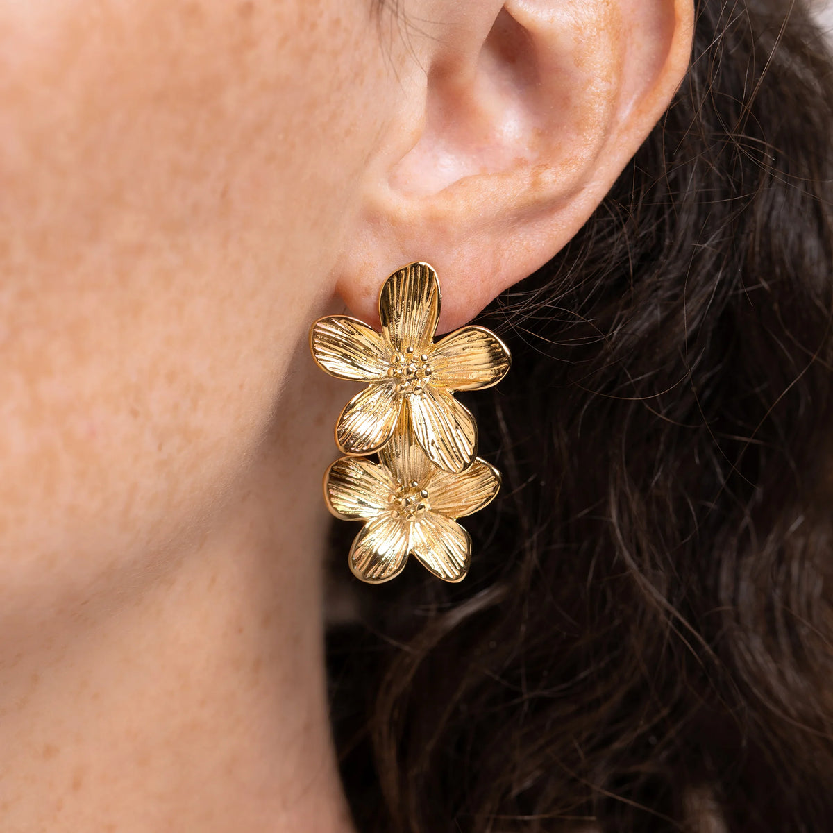 Boucles d’oreilles pendantes double fleur striée en acier PVD doré
