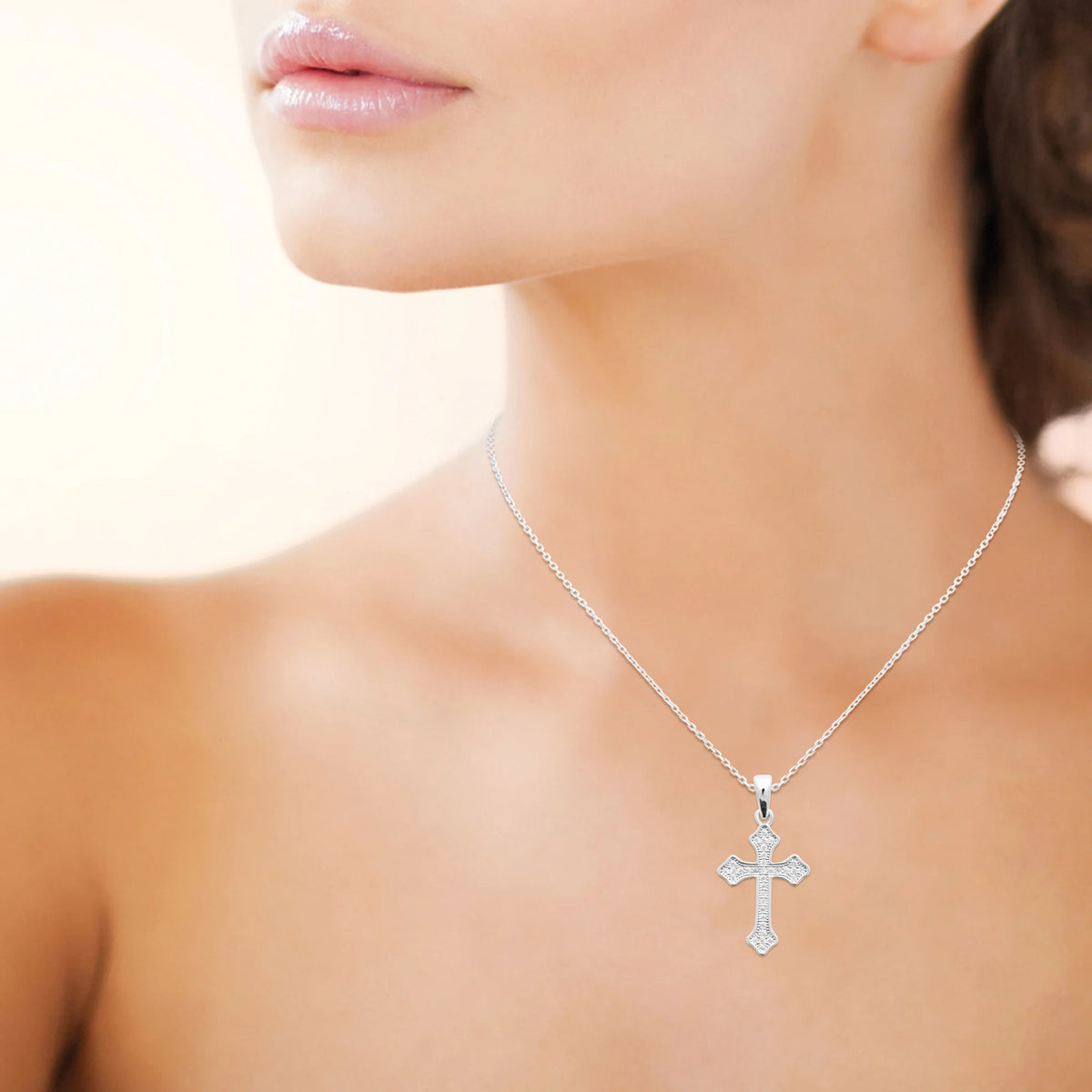 Pendentif croix fleurdelisée pavée de zircons en argent rhodié au porté
