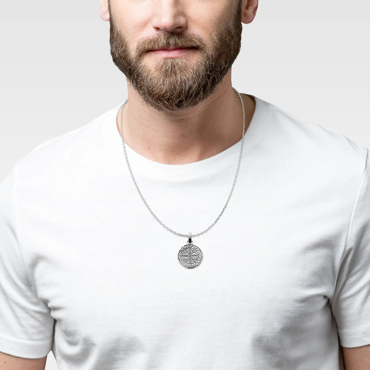 Pendentif médaille ronde à motif polynésien en argent 925 homme au porté