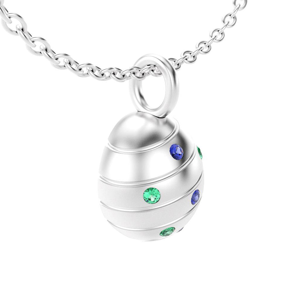 pendentif oeuf pour femme en argent avec saphirs bleus et emeraudes