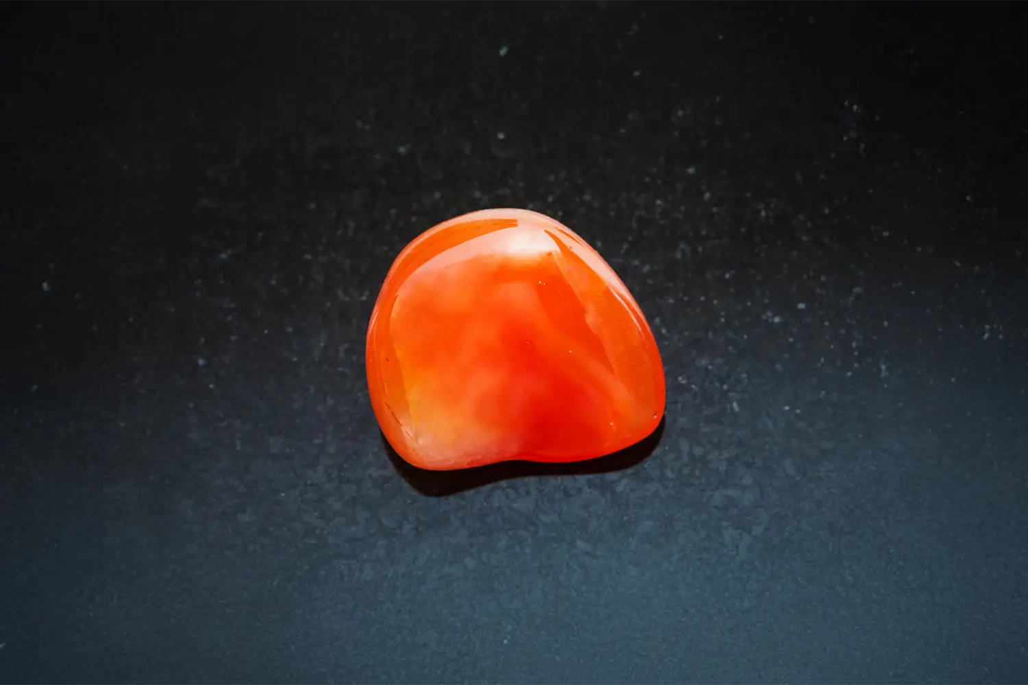 Cornaline, pierre fine orange à rouge-brun, présentée par l'atelier Bajoia à Sèvres
