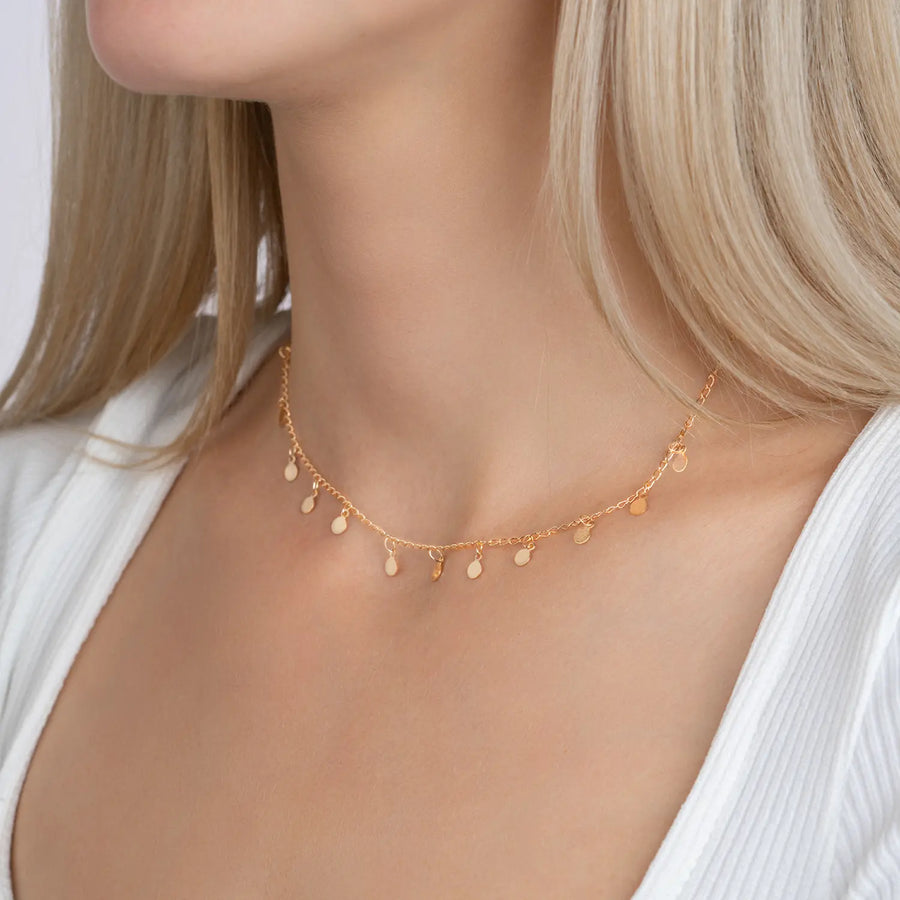 Collier plaqué or 42 cm avec pampilles, porté