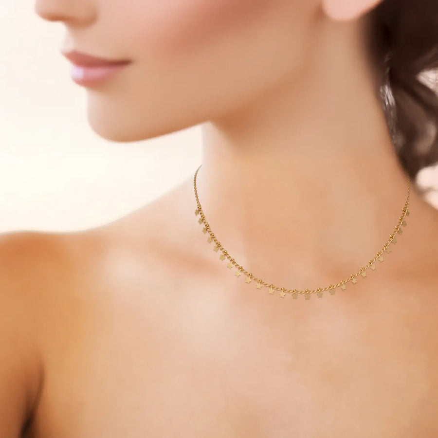 Collier plaqué or 45 cm avec pampilles étoiles, porté