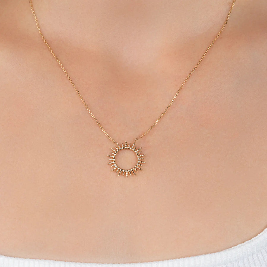 Collier plaqué or 45 cm avec pendentif soleil Rayon de Lumière, porté