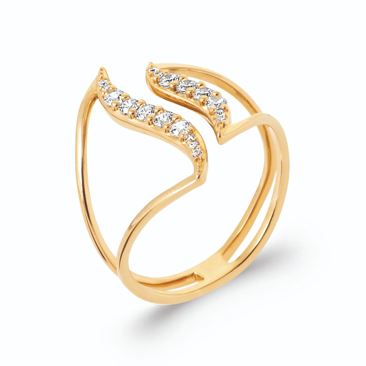 Bague ajourée deux flammes pavées de zircons en plaqué or, vue de trois quarts