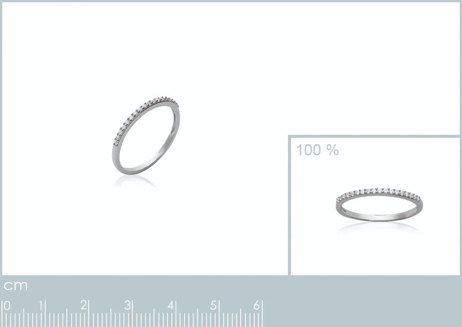 Bague alliance fine sertie de zircons en argent 925, portée à la main