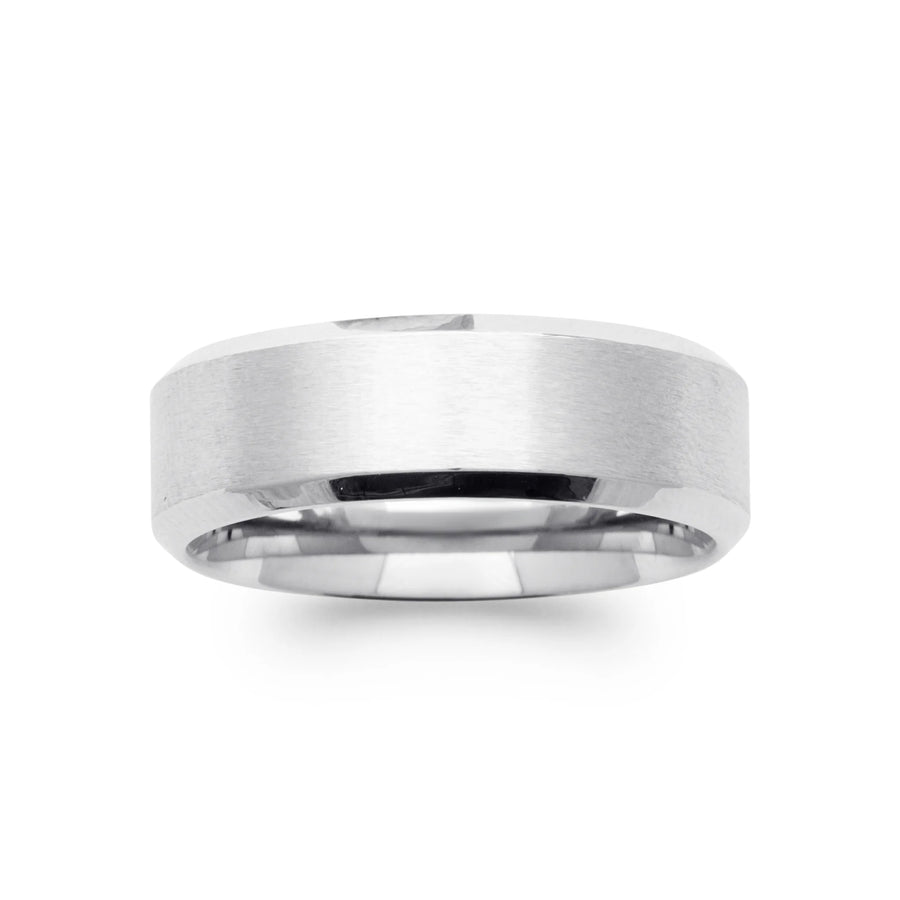 Bague anneau à bords biseautés en acier homme, portée à la main
