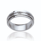 Bague anneau à frise gravée noircie en acier vu de profil