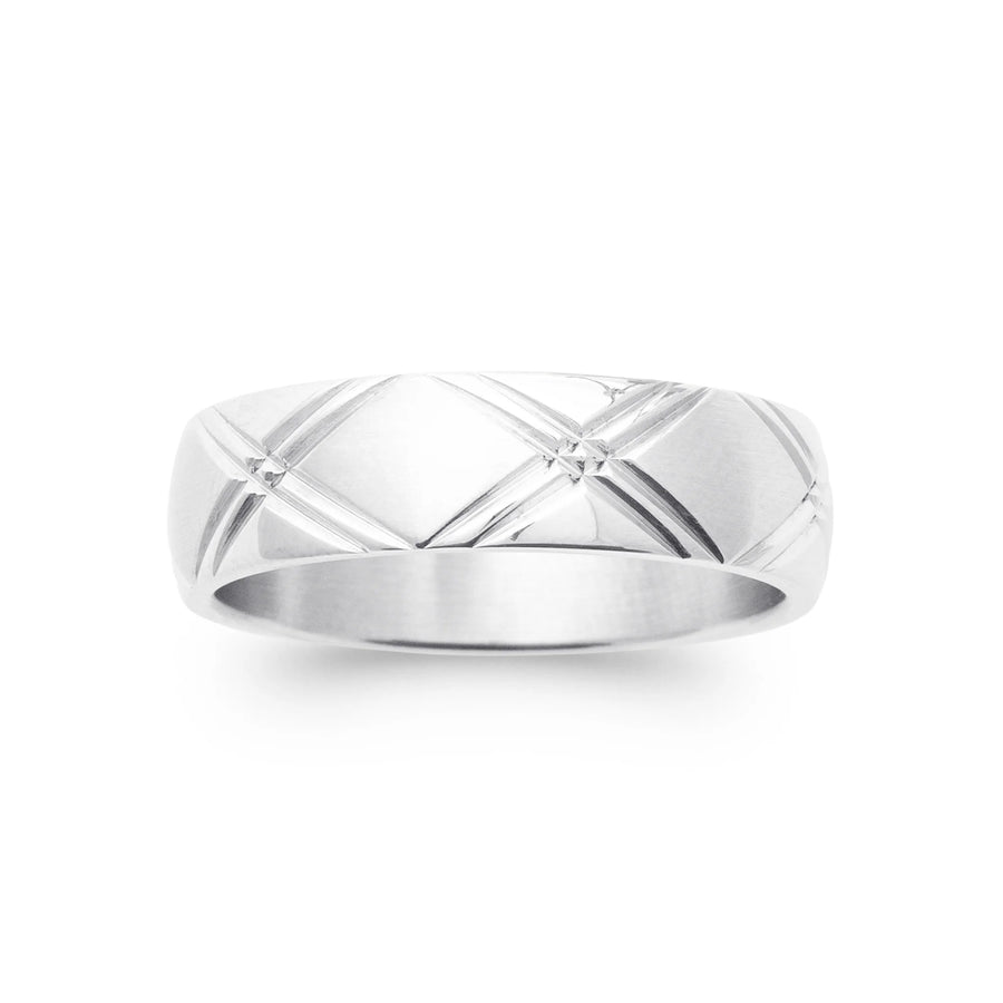 Bague anneau à motif croisé gravé en acier homme, portée à la main