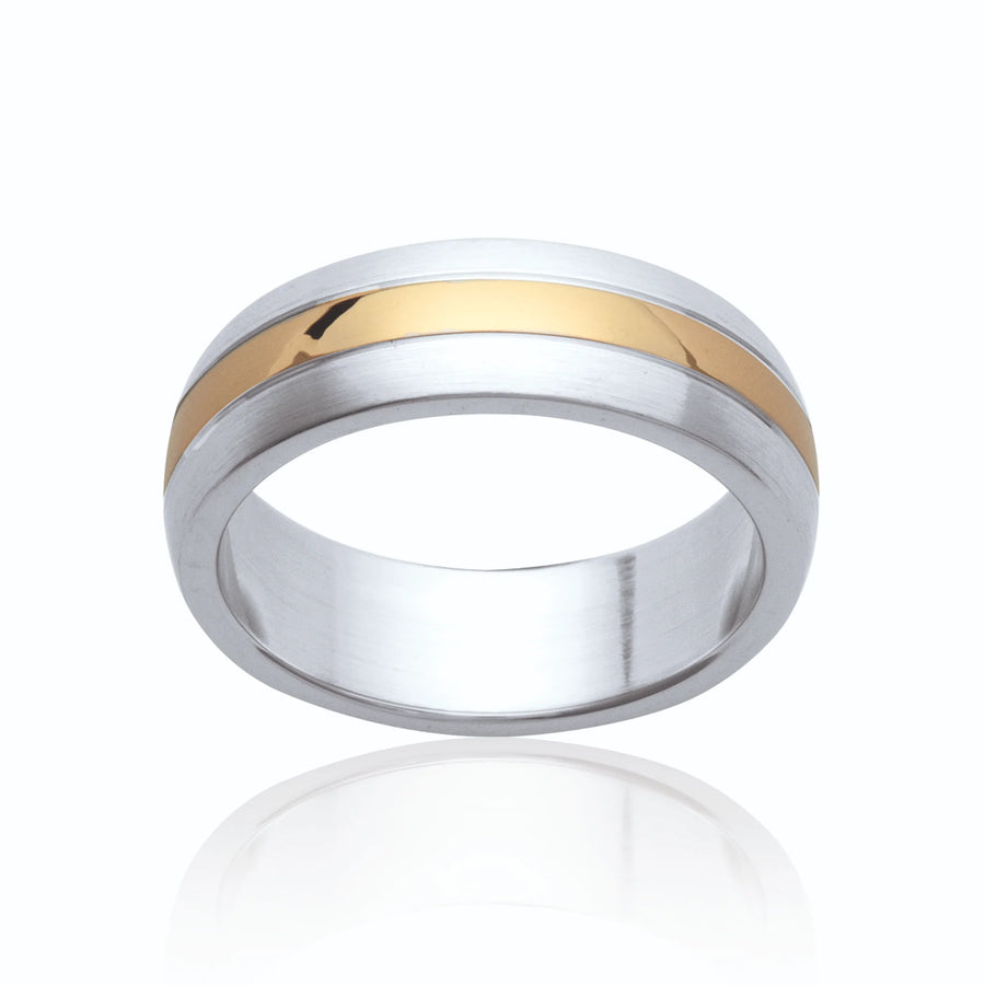 Bague anneau acier à liseré doré, portée à la main