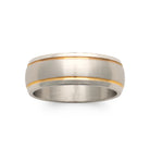 Bague anneau acier brossé à liseré doré central vu de profil