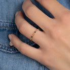 Bague anneau billes d’or et perles de laque noire en plaqué or