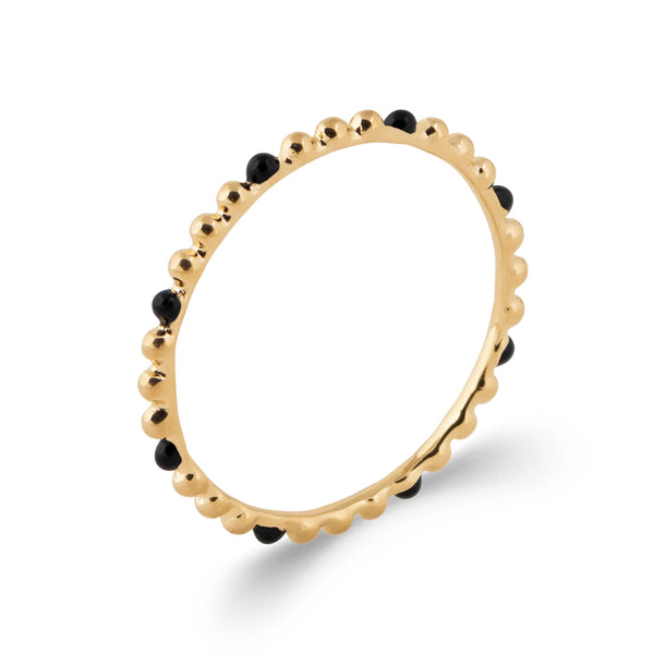 Bague anneau billes d’or et perles de laque noire en plaqué or, vue de trois quarts