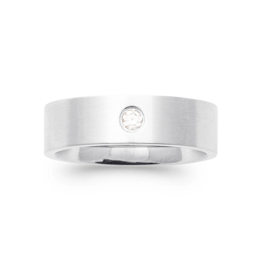 Bague anneau biseauté serti d’un zircon noir en acier homme, portée à la main