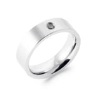 Bague anneau biseauté serti d’un zircon noir en acier homme