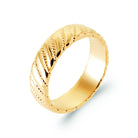 Bague anneau bombé cannelures obliques et lignes perlées en plaqué or, vue de trois quarts