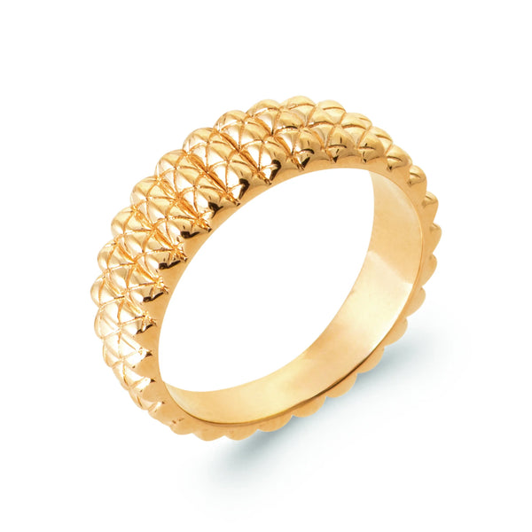 Bague anneau bombé texturé en quadrillage sans pierre en plaqué or, vue de trois quarts
